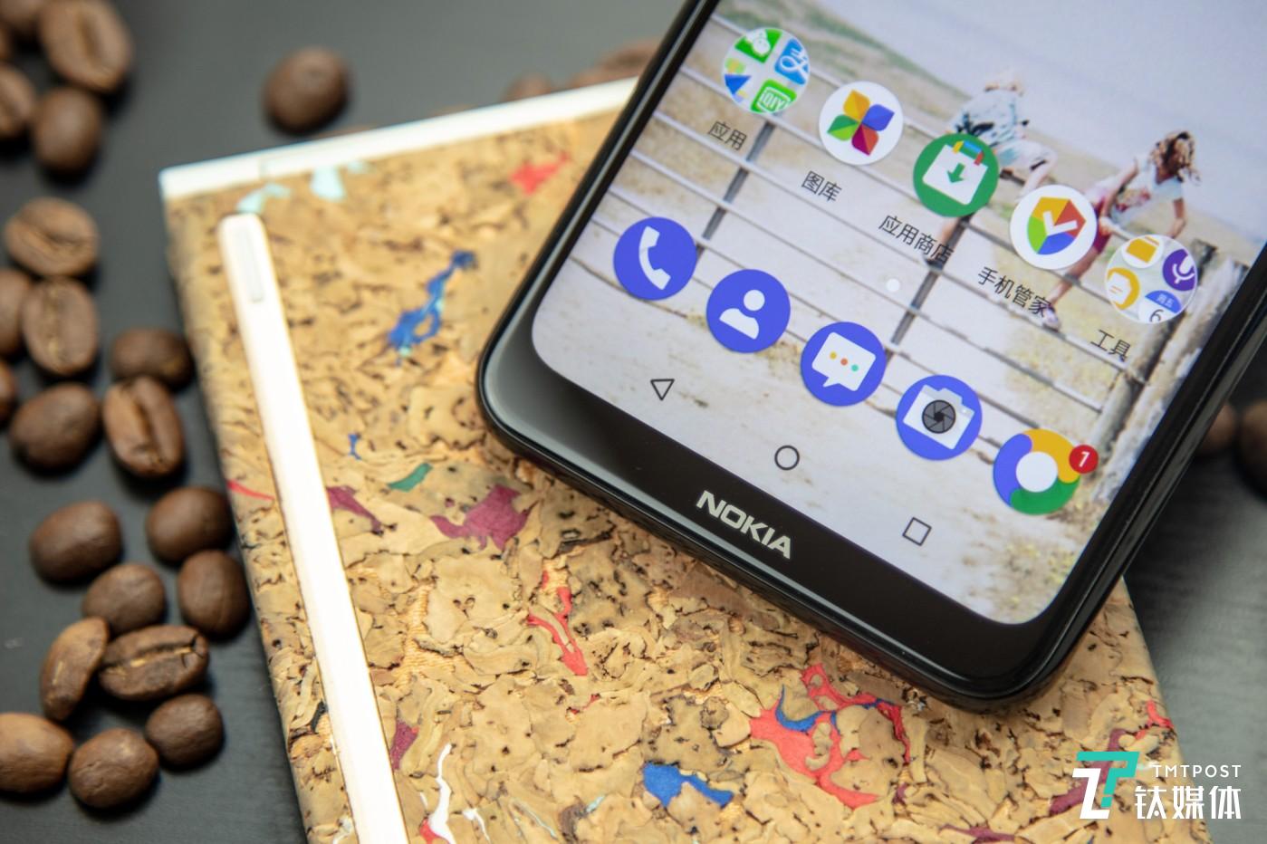 底部Nokia logo下巴