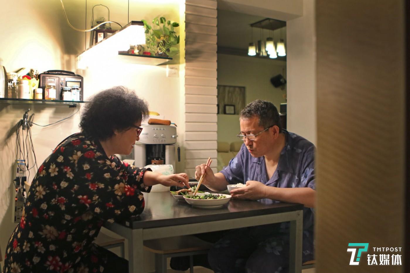 每天下班回家，他都能吃到妻子準(zhǔn)備的可口飯菜。結(jié)婚30年，雖然事業(yè)上遇到過坎坷，但夫妻感情一直都很順。他妻子從事音樂軟件行業(yè)，女兒在騰訊工作。“一個家，每個人各盡其責(zé)，女兒孝順乖巧，小老頭在外面說大了是奔事業(yè)，說小了是掙個養(yǎng)家的錢，我就把他們伺候得妥妥的”，曾德鈞的妻子說。