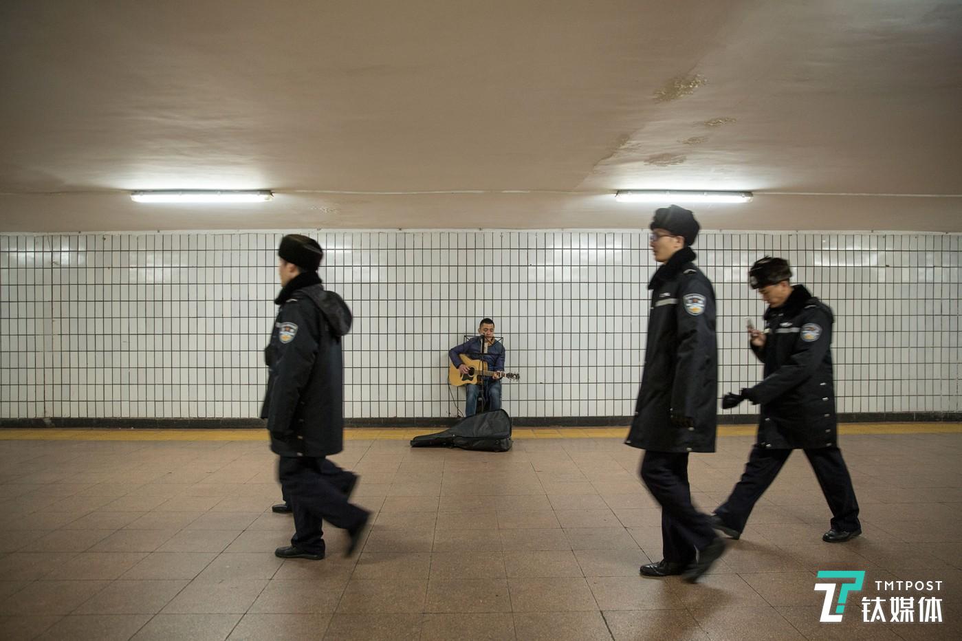 自娱自乐。全国两会开幕当晚，前门大街地下通道的卖唱人。