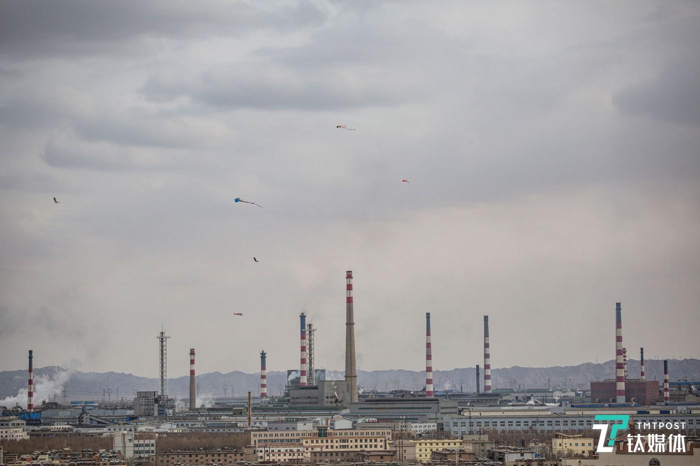 天空之城。甘肃重工业城市金昌，林立的烟囱与高飞的风筝。