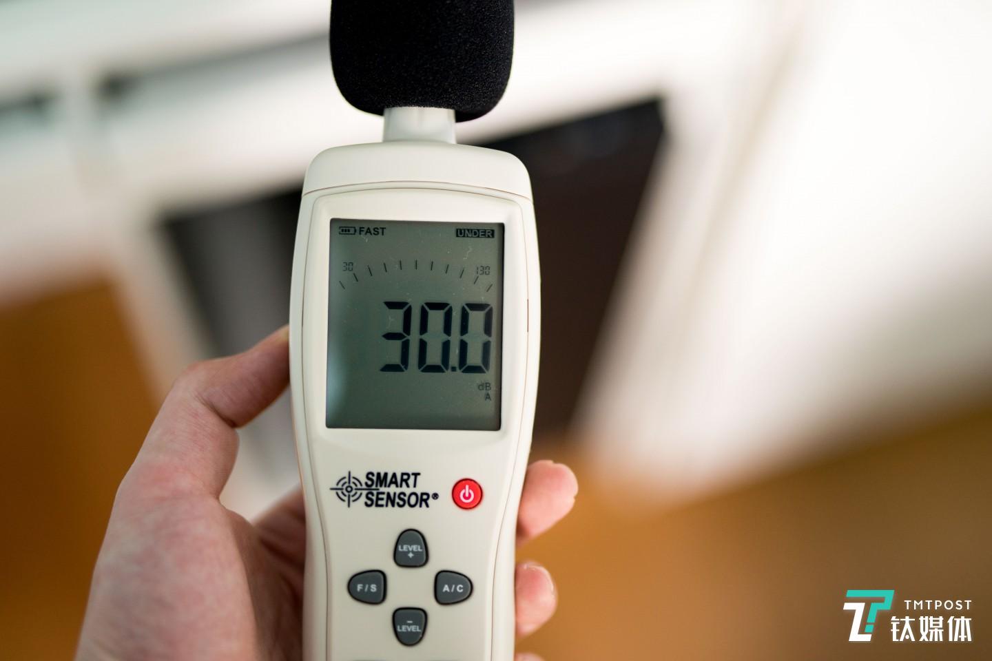 在风扇停止情况下，噪音几乎感受不到