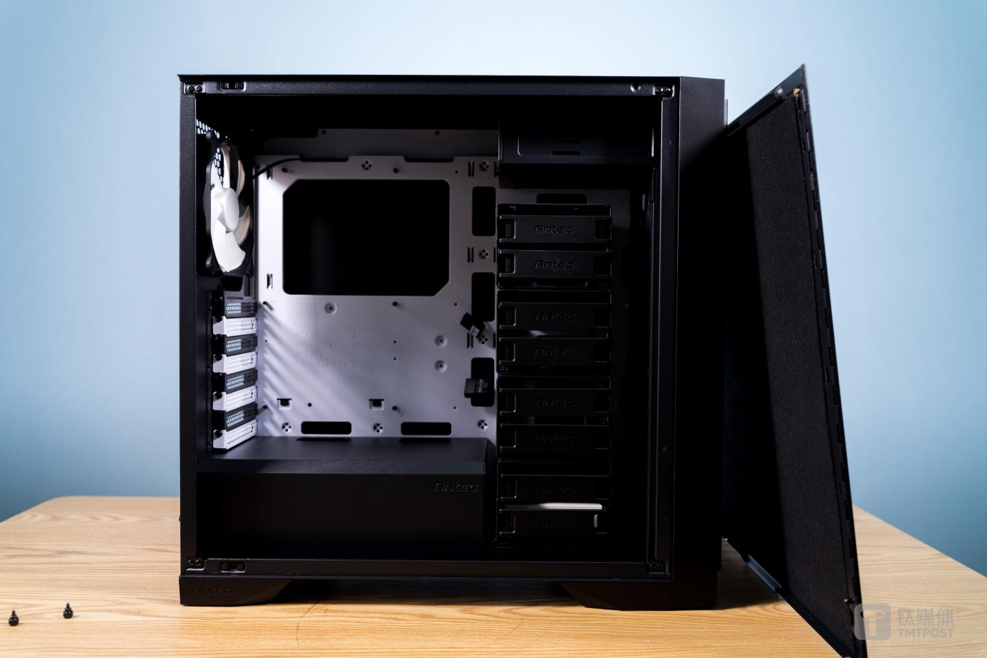 一侧提供了8个HOD硬盘笼