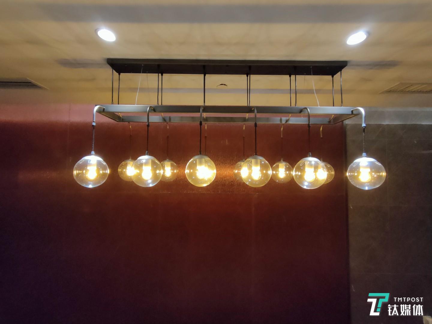 焦距：1.66毫米 光圈：f/2.2 快门：1/250 秒 ISO：1100