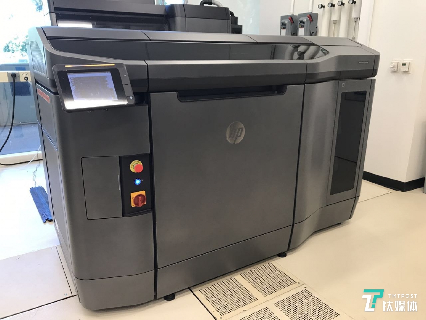 一台正在工作中的Multi-Jet Fusion 4200