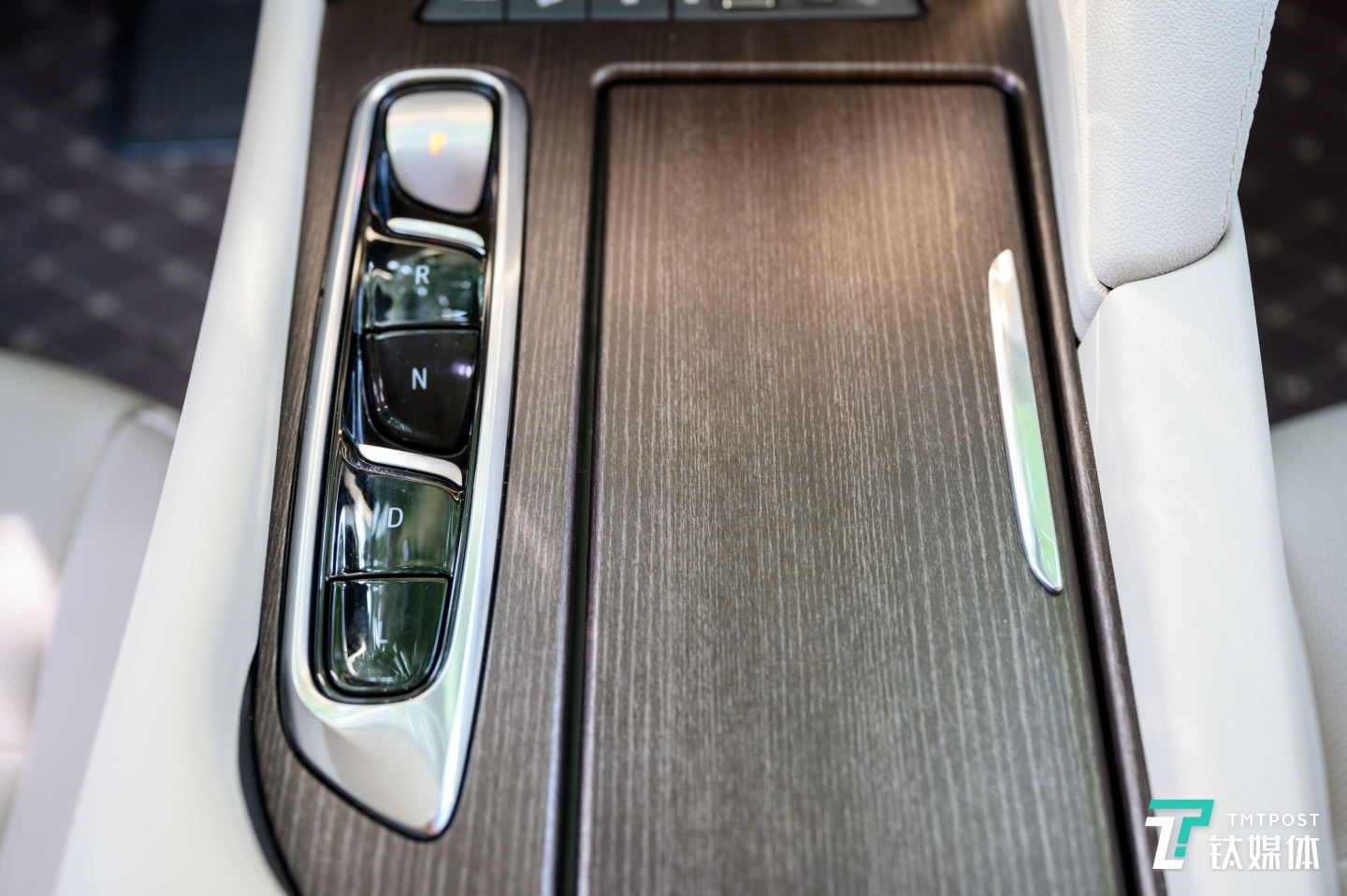 传统的换挡杆设计被取消