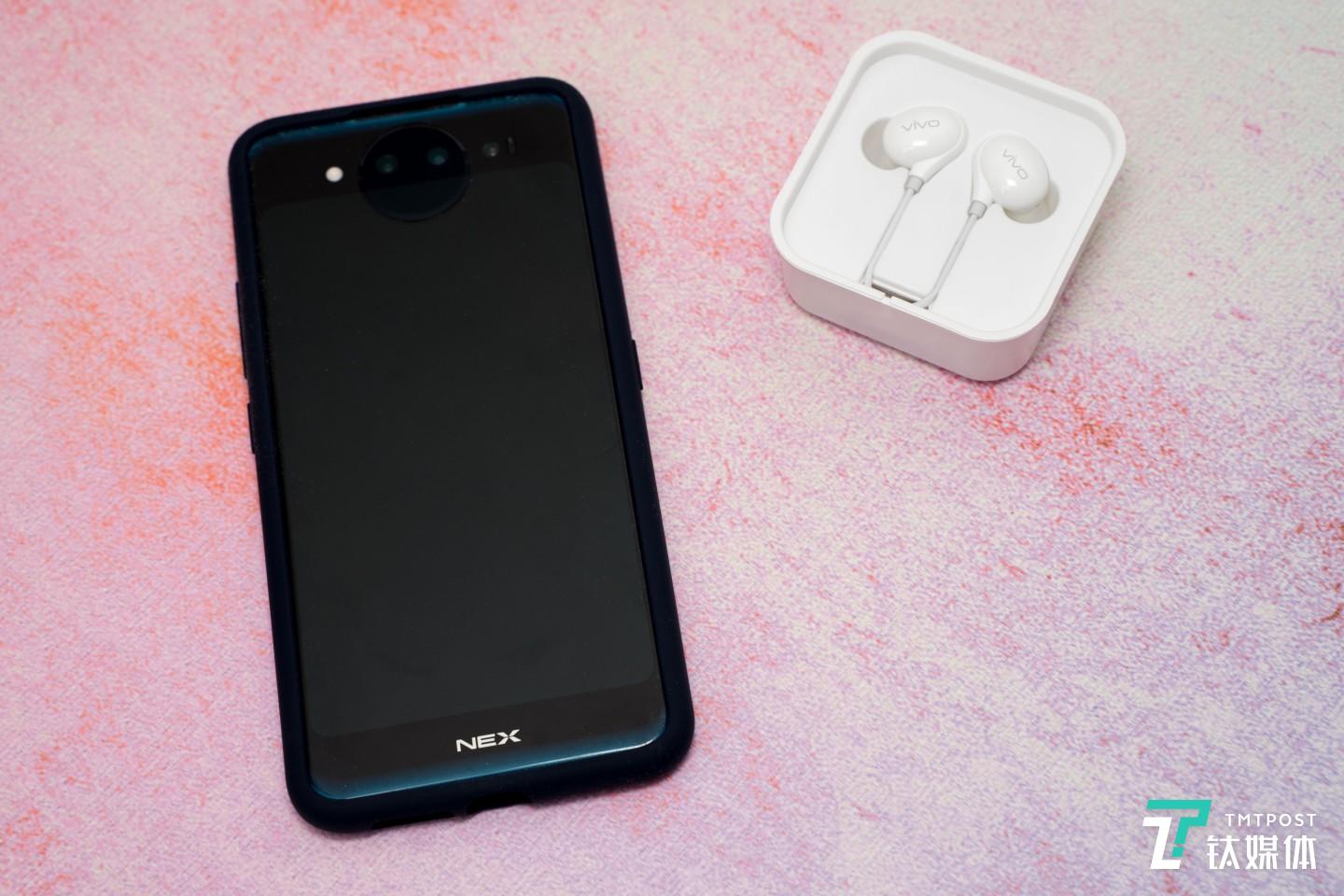 包装内附赠了保护套和耳机一副