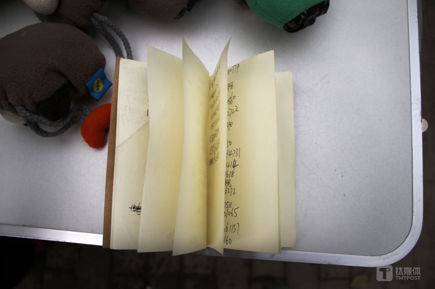 夏天最瘋狂的時(shí)候，也帶動(dòng)了刷單的產(chǎn)業(yè)，后來很多公司和投資人不再容忍這些情況出現(xiàn)，會(huì)在注冊(cè)后進(jìn)行相關(guān)驗(yàn)證或用戶回訪，這款保險(xiǎn)產(chǎn)品也是如此，每個(gè)人掃碼注冊(cè)后，楊杰都需要登記對(duì)方的手機(jī)號(hào)碼，在結(jié)款時(shí)進(jìn)行核對(duì)。對(duì)其他P2P理財(cái)產(chǎn)品，楊杰做過一段時(shí)間，不再做了，&ldquo;那些都需要看人群和職業(yè)，用戶需要提供身份證并且綁定銀行卡，還要進(jìn)行視頻驗(yàn)證，不好做，效率太低&rdquo;。