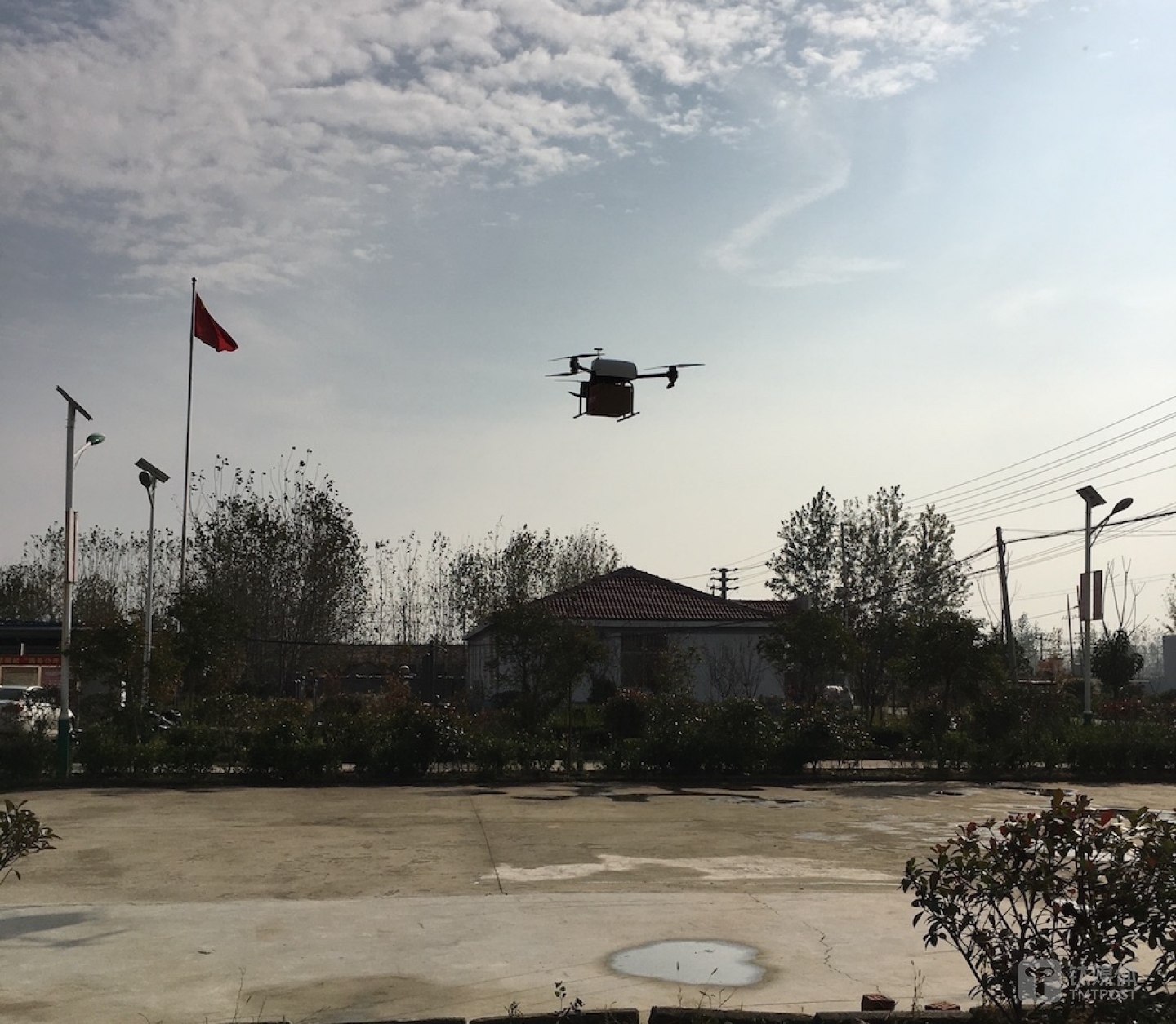 京东无人机飞翔画面，承重最大值为15公斤、体积为30*30*40，可以在四级风甚至小雨天气完成距离配送站15公里以内的配送任务