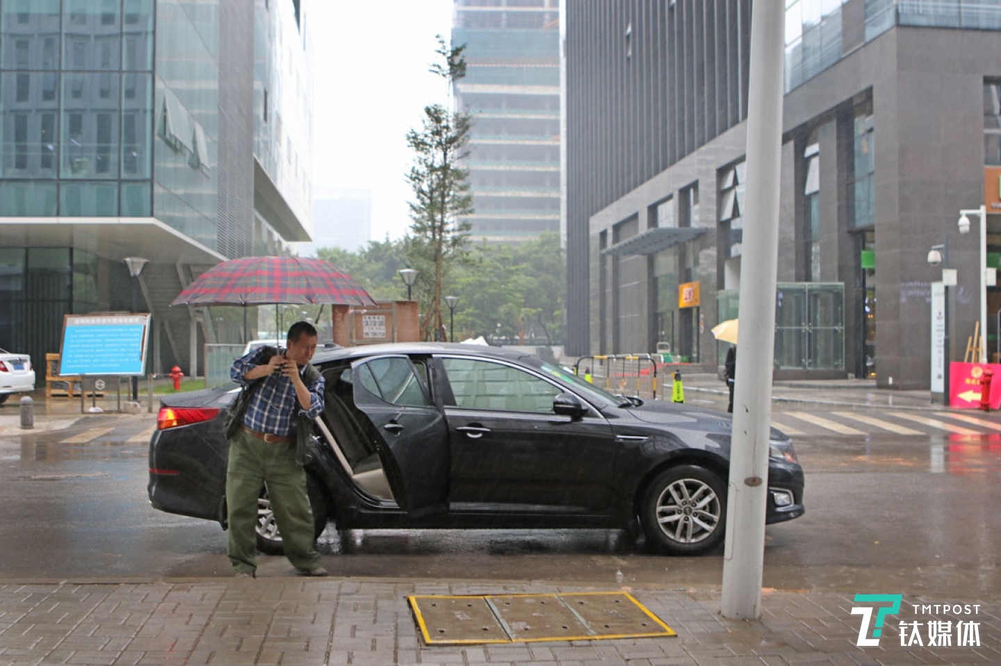 曾德鈞出門(mén)，從來(lái)都不開(kāi)車(chē)，要么用打車(chē)軟件打車(chē)，要么坐地鐵，他覺(jué)得開(kāi)車(chē)?yán)速M(fèi)時(shí)間，效率低，還要找停車(chē)位，打車(chē)的時(shí)候，趁坐車(chē)的時(shí)間還可以做事，用打車(chē)軟件還很便宜。