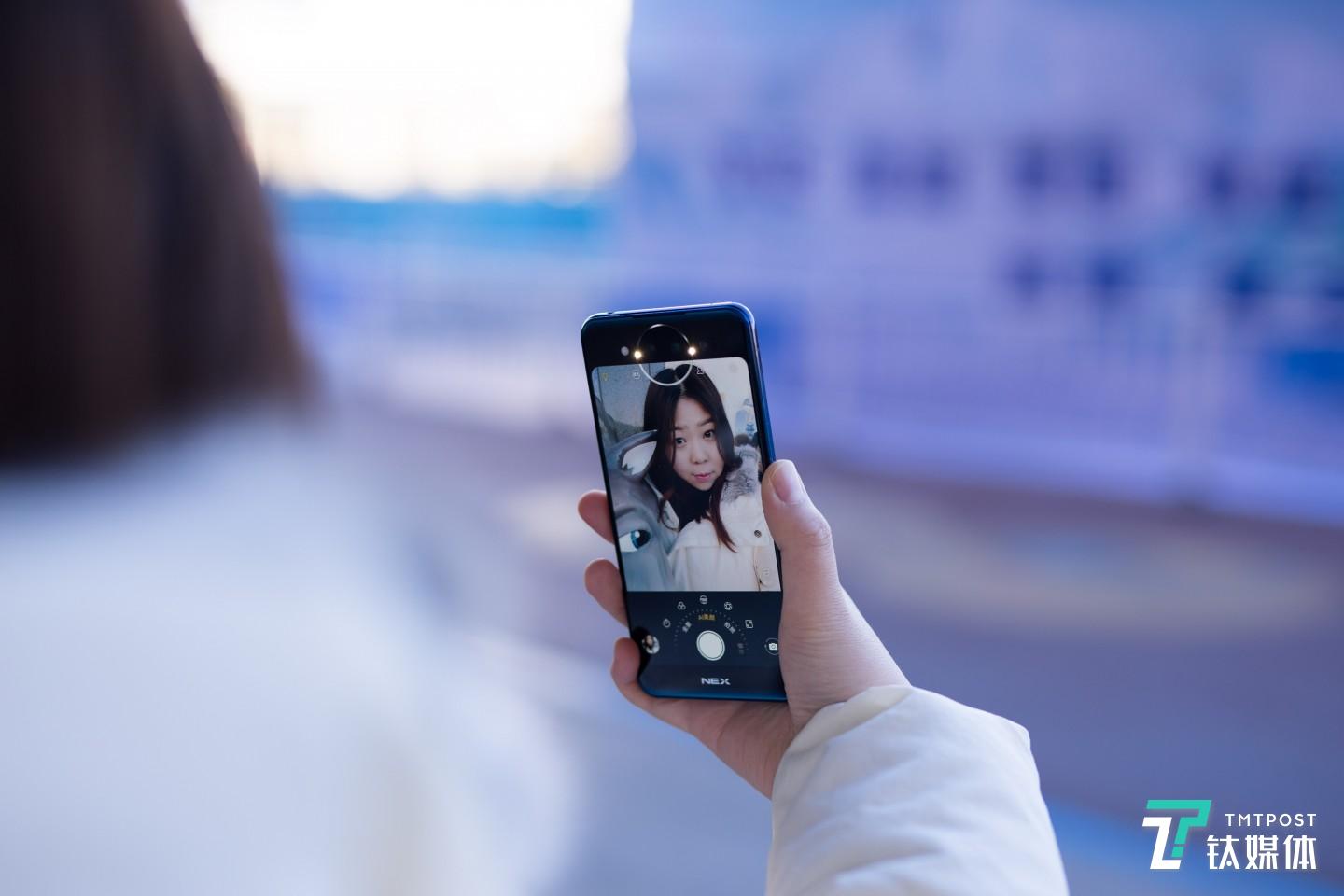 vivo NEX双屏版自带2颗补光灯