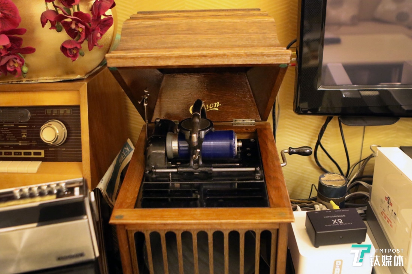 曾德鈞家里最古老的是一臺(tái)產(chǎn)于1893年的美國(guó)蠟筒留聲機(jī)，是他花了1000度美元在美國(guó)西部?jī)?yōu)尼卡附近的一個(gè)小鎮(zhèn)上購(gòu)買(mǎi)，并抱回來(lái)的，這臺(tái)機(jī)器至今還能使用。