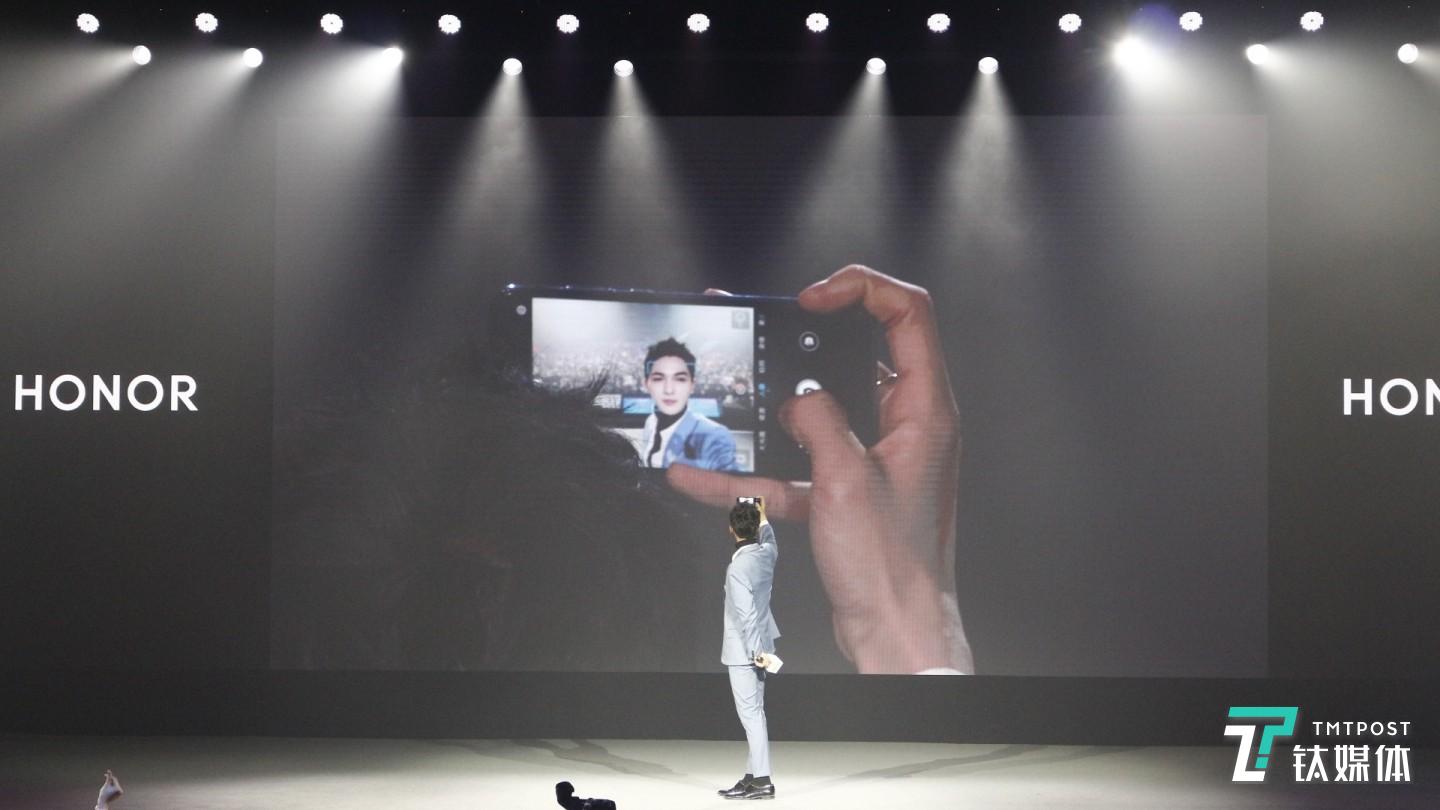 前置2400万AI自拍，朱右廷还现场展示了一把