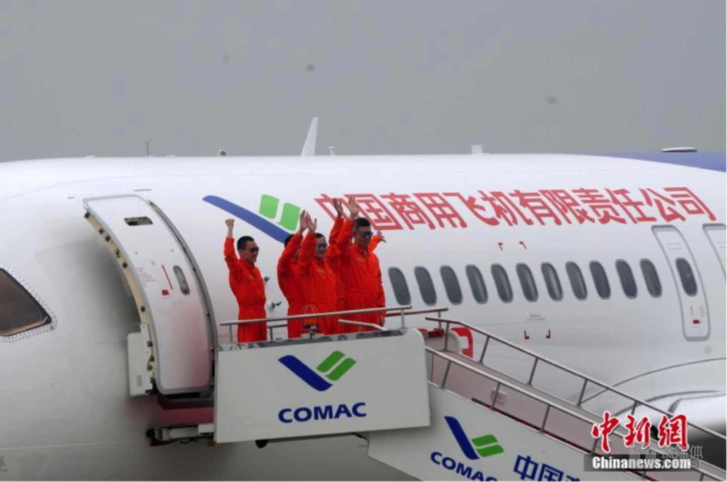 2017年5月5日，中國首款國際主流水準的干線客機C919在上海浦東國際機場成功首飛。圖為C919機組人員出艙。 中新社記者 孫自法 攝