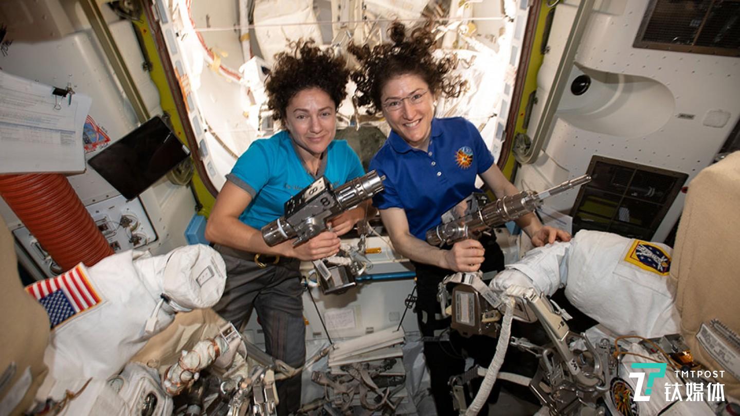 10月18日，美国国家航空航天局宣布实现了首次全女性宇航员太空行走。该任务由女性宇航员杰西卡&middot;梅尔和女性宇航员克里斯蒂娜&middot;科赫完成。（图/NASA）
