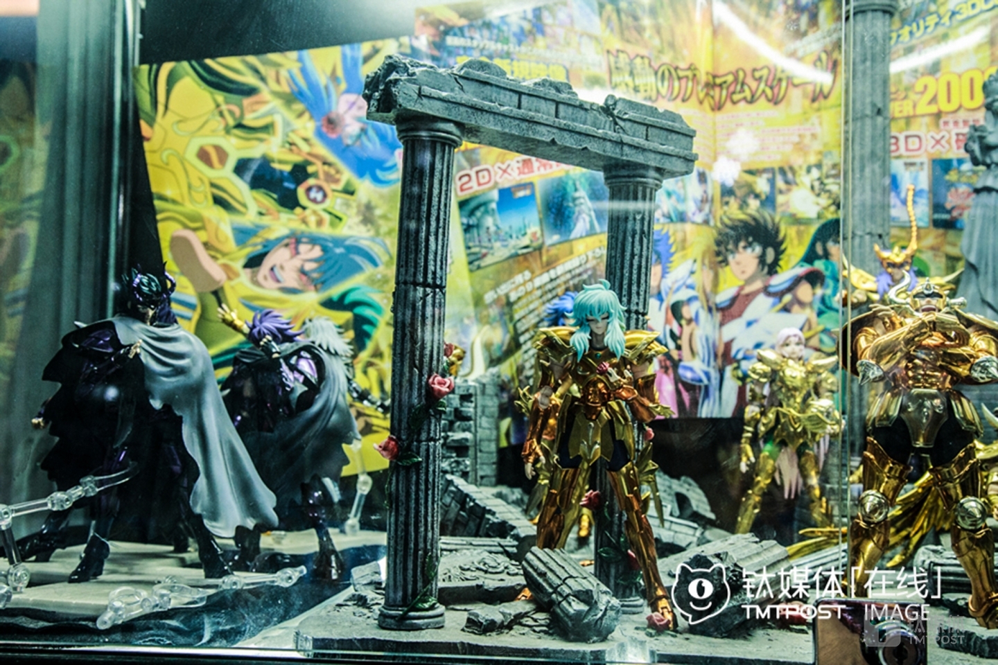 These models were hand-made of resin, and priced at a couple thousand RMB each. However, most cosers were students who could’t afford such luxury. So buyers of these models are mostly adults who wanted to buy these stuffs to pay tribute to the past days.