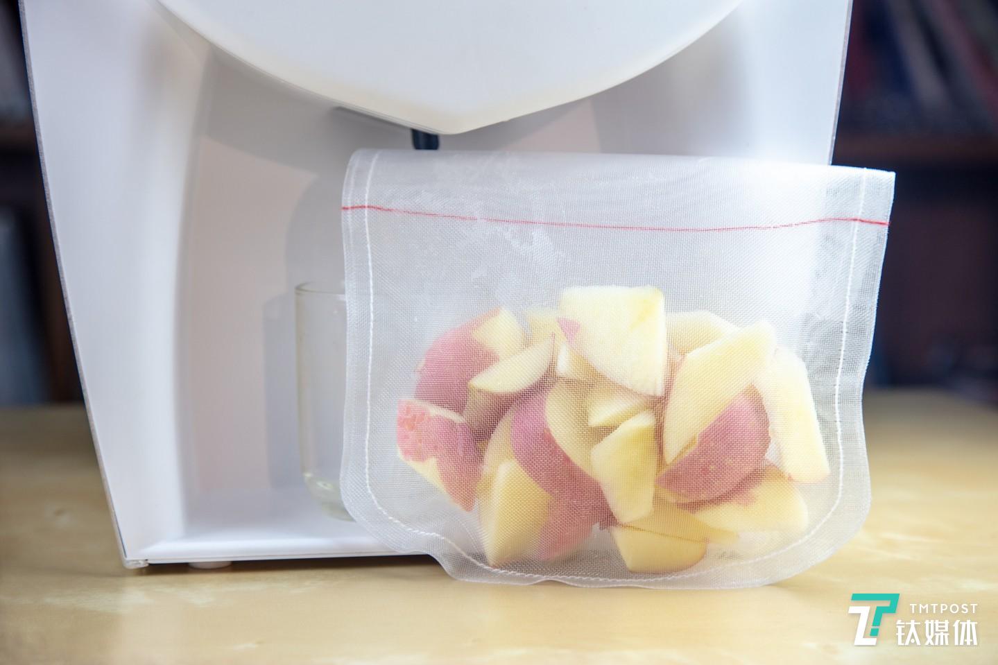 将水果切成小块放入内袋中