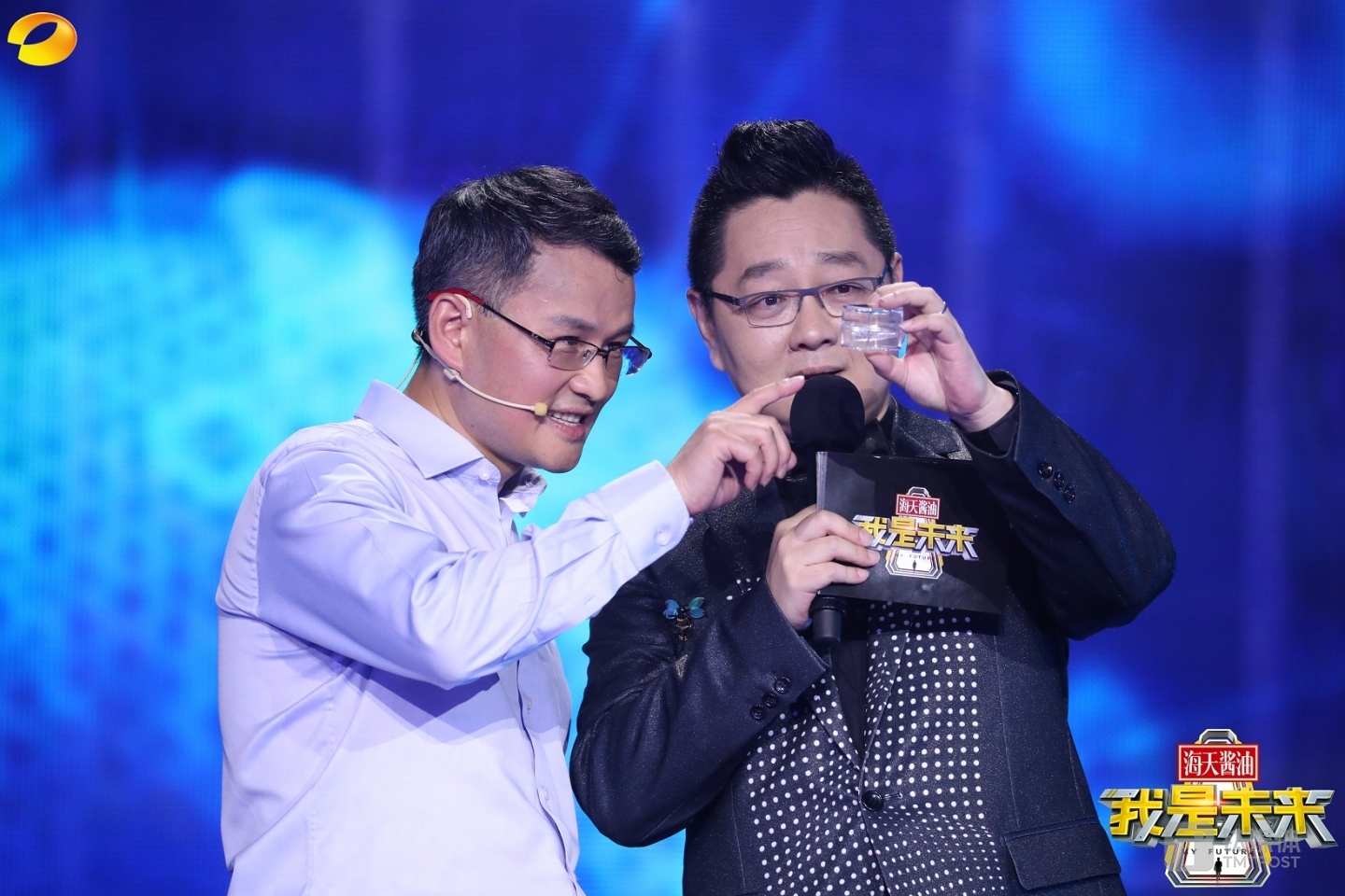 裴端卿向主持人张绍刚展示