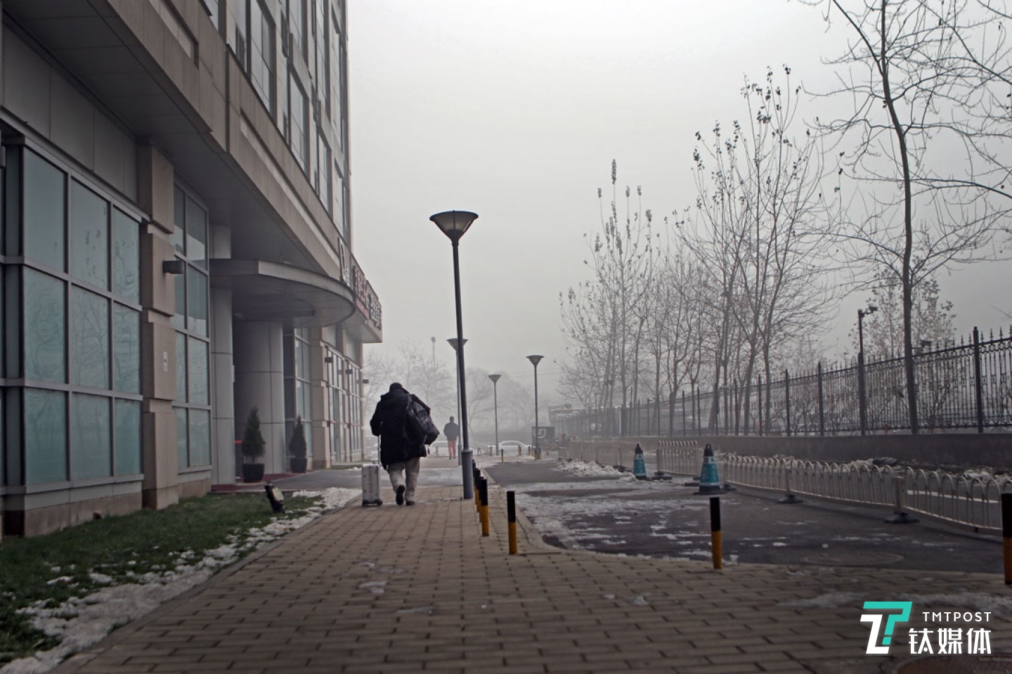 曾德鈞一年有三分之一的時(shí)間在外出差，他說(shuō)，自己不能停下來(lái)，也停不下來(lái)，自己喜歡的事情，要做一輩子，而且一定要做好。