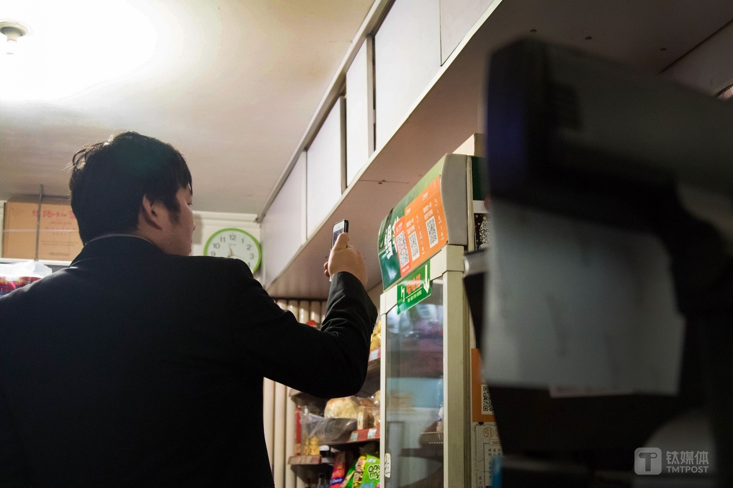 晚上陸續(xù)有住戶前來(lái)取包裹。