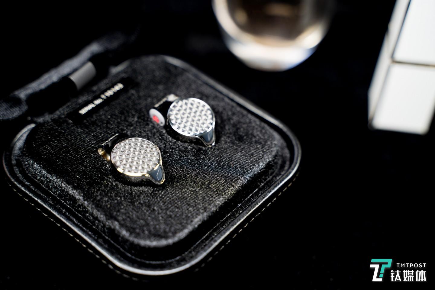 金属与鱼鳞纹设计