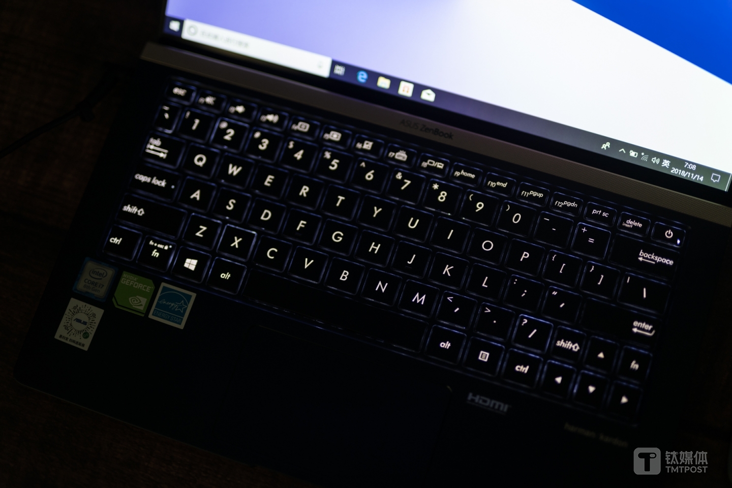 背光键盘，光线比较柔和