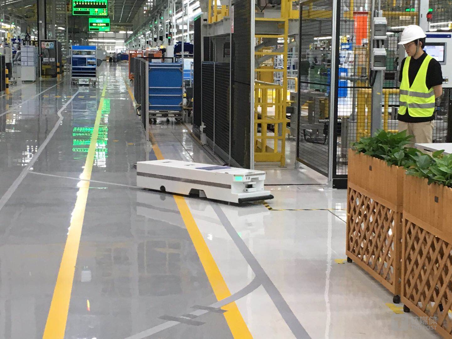 运送小型配件的AGV机器人