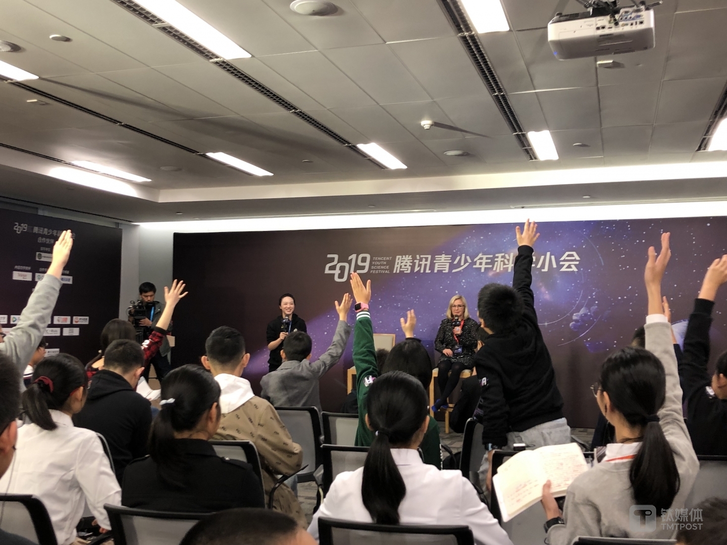 问题有限，在场学生必须要靠更快速的&ldquo;举手&rdquo;，获得为数不多的提问机会。