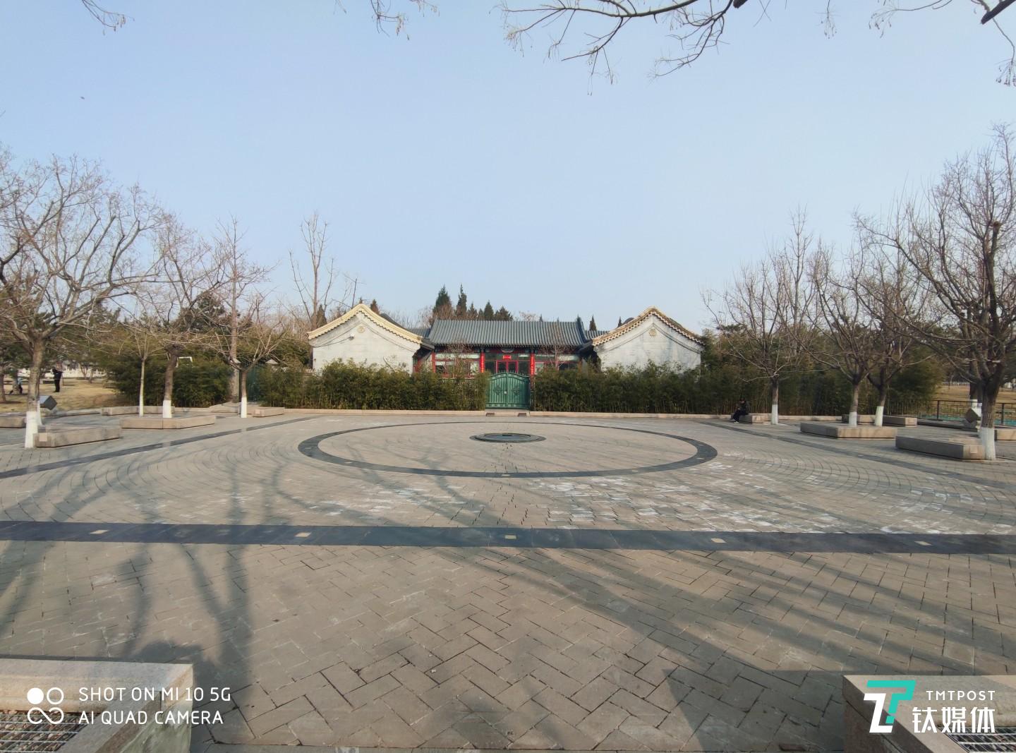 广角摄像头样张-焦距：2.13mm，光圈：f/2.4，快门速度：1/520。