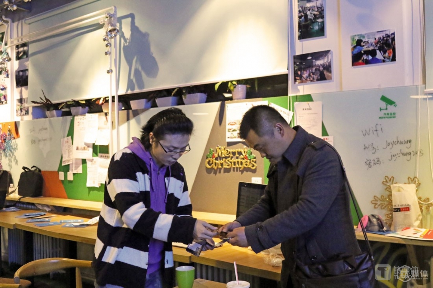 After a course is over, lots of students turn to him to exchange business cards and add his WeChat account. Mr. Chen has never paid for the lecture hall for the past two months. &ldquo;I never went to places that charge me with site fee. They charged me because they haven&rsquo;t realized the value of my lectures&rdquo;, he says proudly, &ldquo;I shall be better-known two months later and a lot more innovations incubators and centers will turn to me at that time.&rdquo;