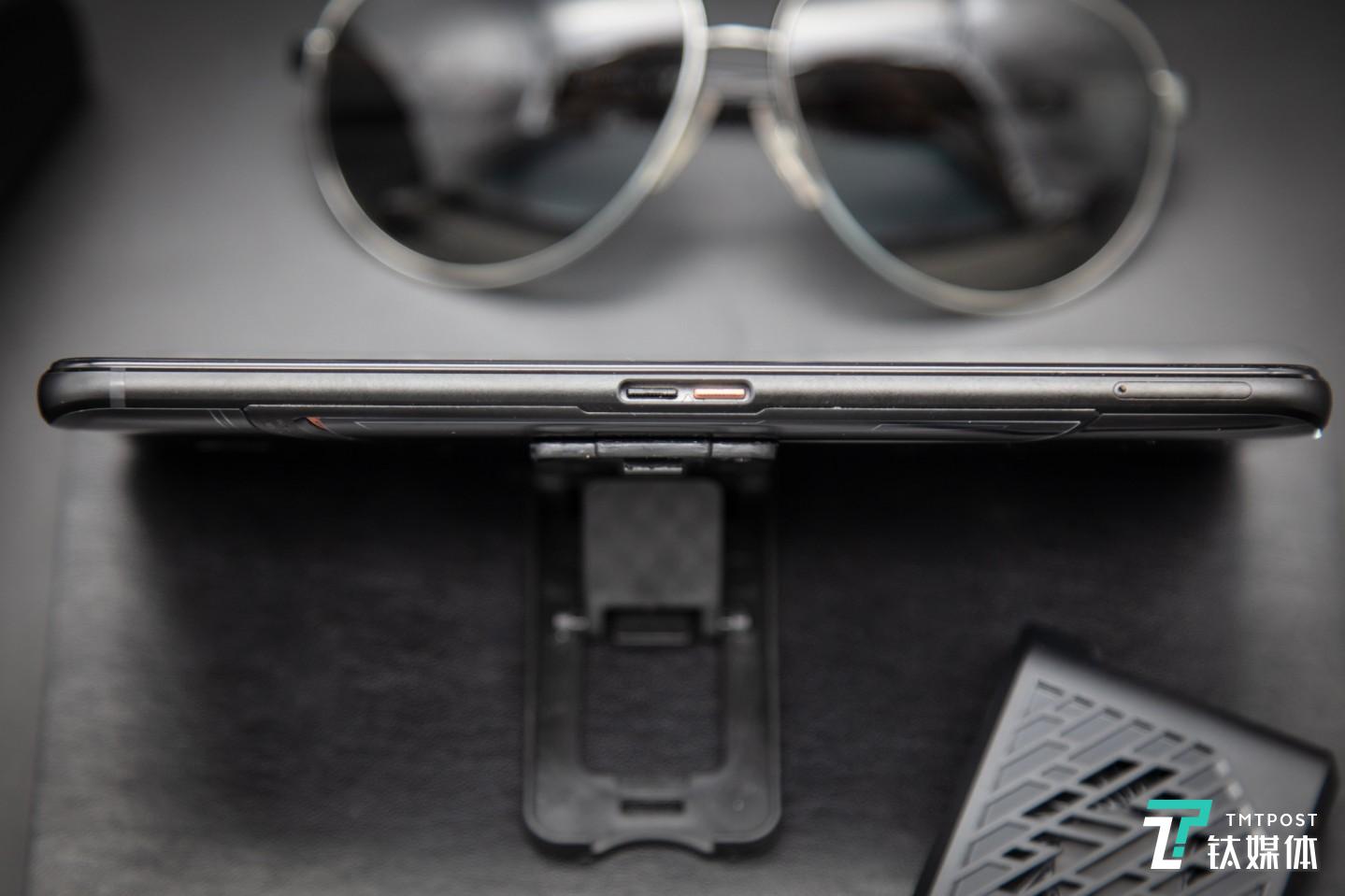 侧边定制接口&SIM卡槽