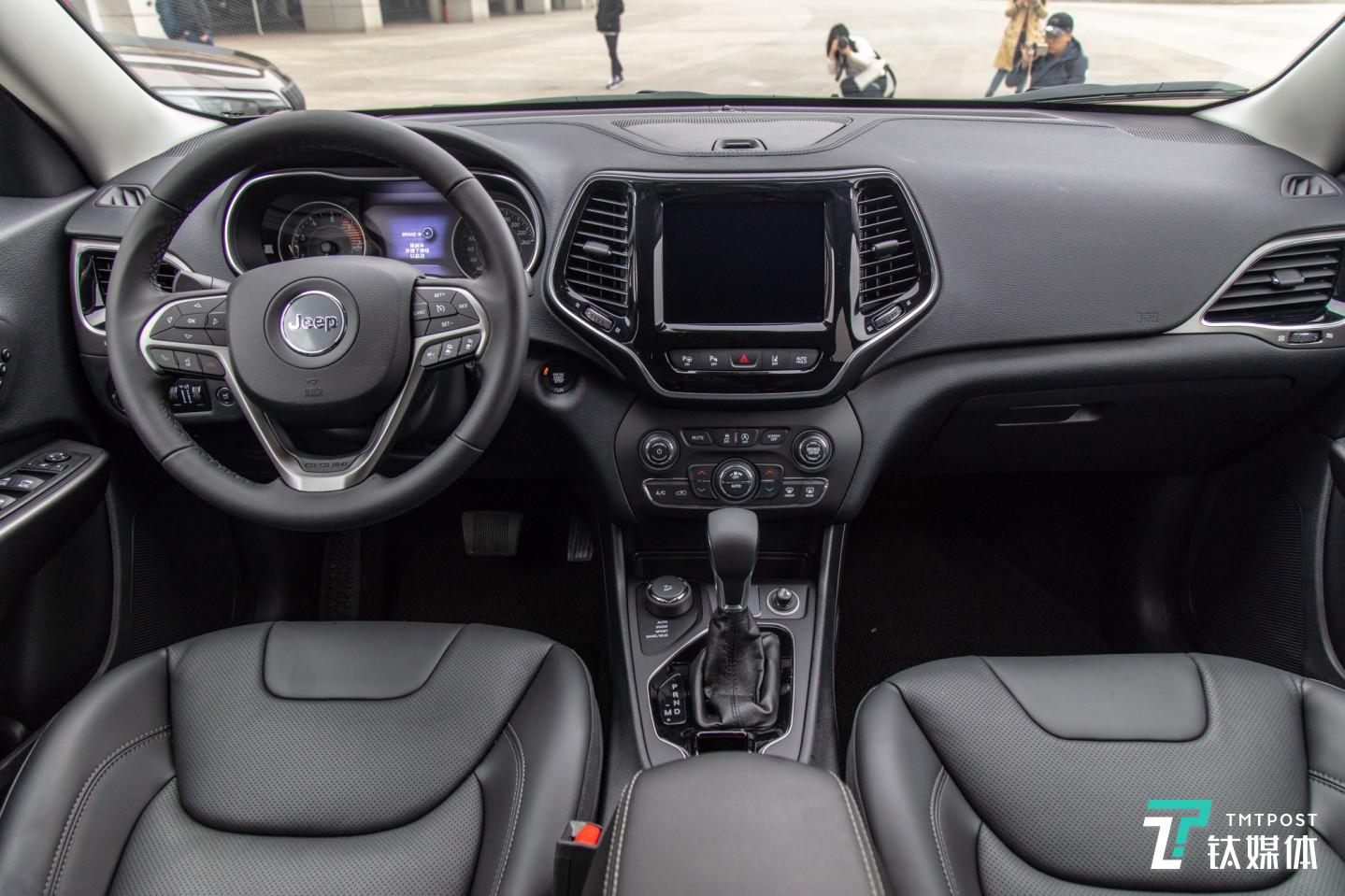 内饰采用粗犷的美式风格