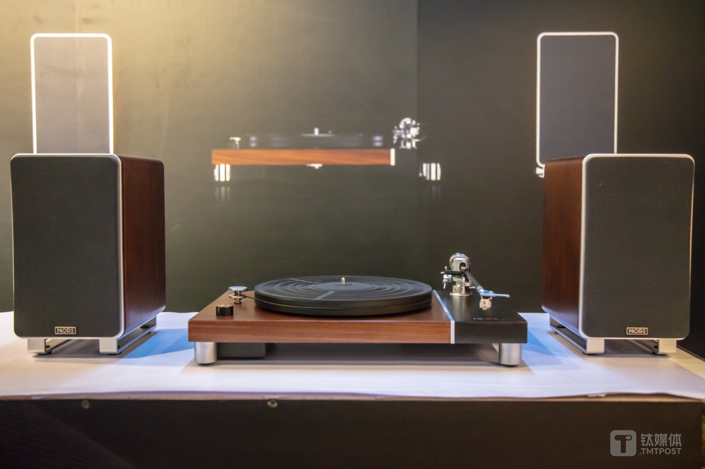 MORE黑胶唱机+双定制蓝牙音箱