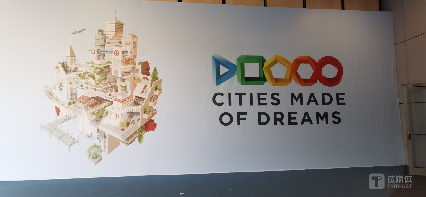 梦想之城的主题，充满了人文和理想主义的色彩