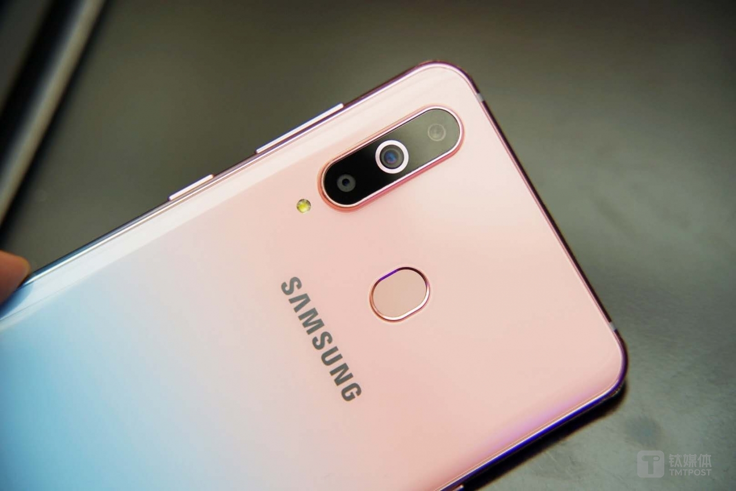 美观、信号等方面，促进了玻璃等材质的应用