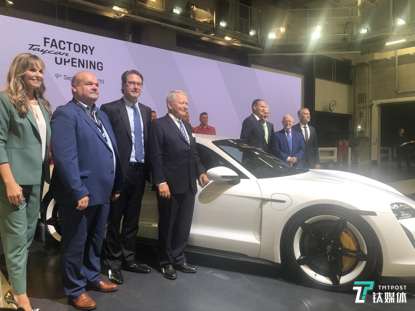 Taycan在祖文豪森工厂正式下线