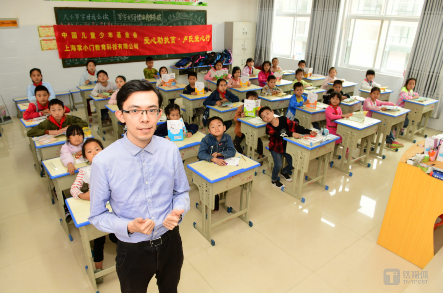 掌门1对1创始人张翼在&ldquo;守护贫困孩子的安全&rdquo;计划捐赠现场