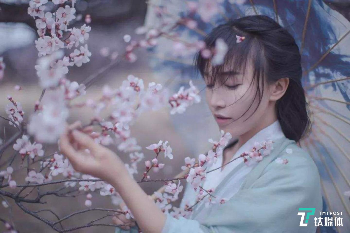 2019 年，中国网红开始走向海外，其中以李子柒最为有名。截至2019年12月，李子柒粉丝数量近3000万，其中海外粉丝740多万，累积播放量近30亿。（图/李子柒微博）