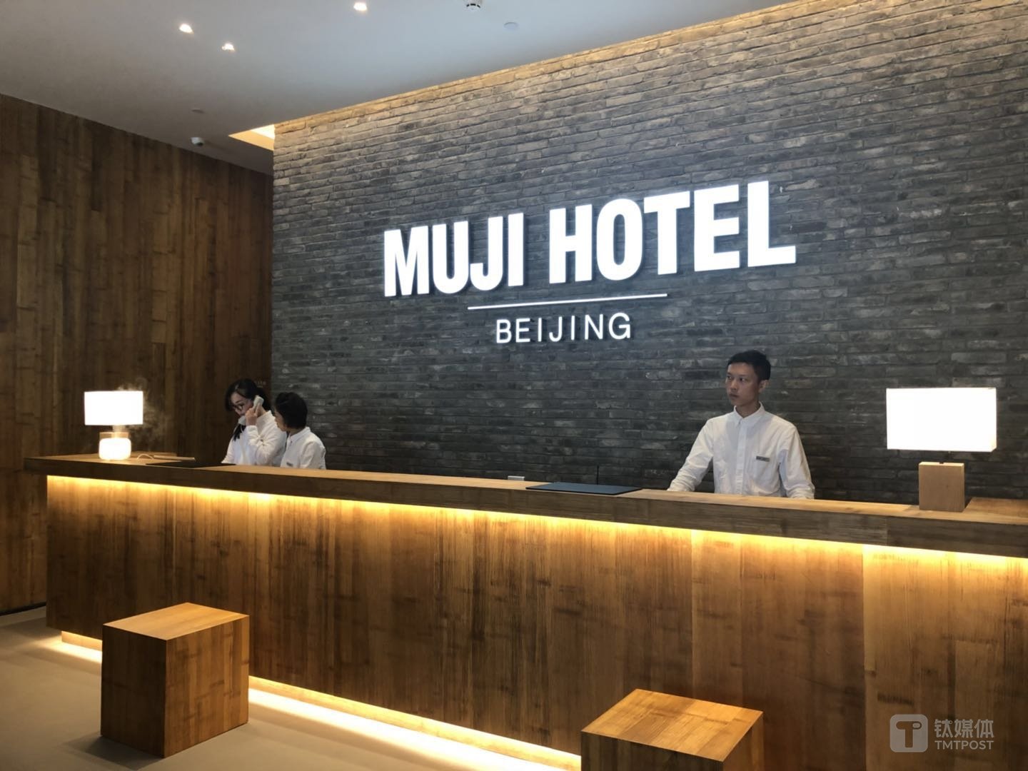 竹子制成的墙面和石墨色板砖装饰