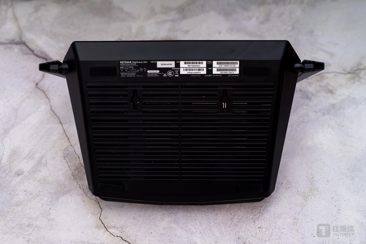 底部留有大面积散热和悬挂点