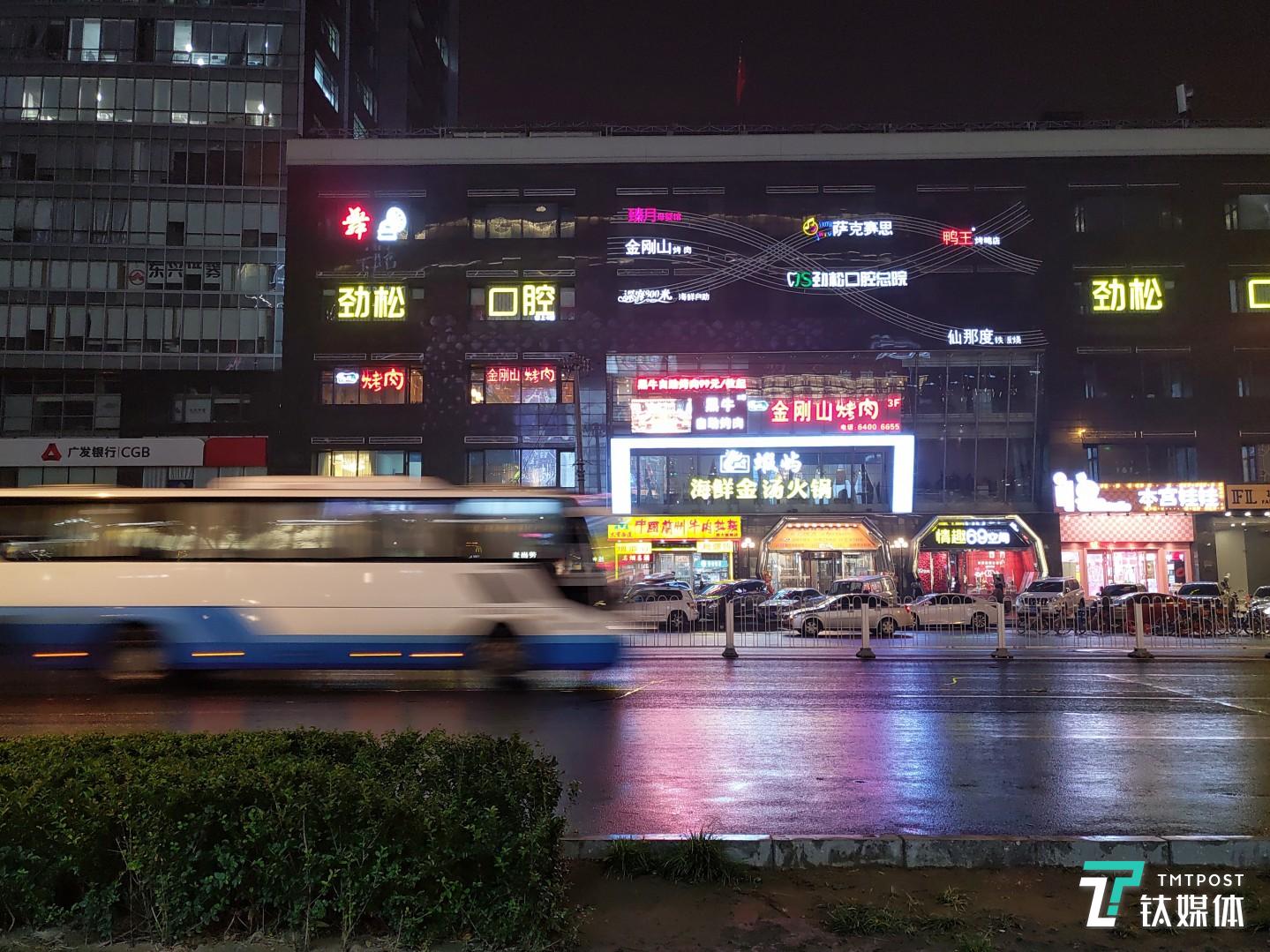 焦距：4.4mm 光圈：f/1.8 快门速度：1/s ISO: