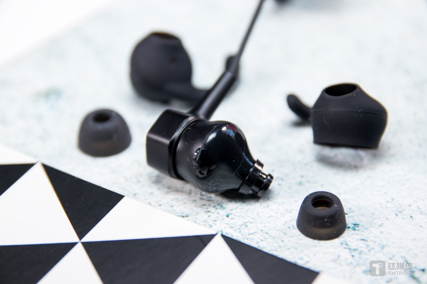 为了方便安装，耳翼上有凸起设计