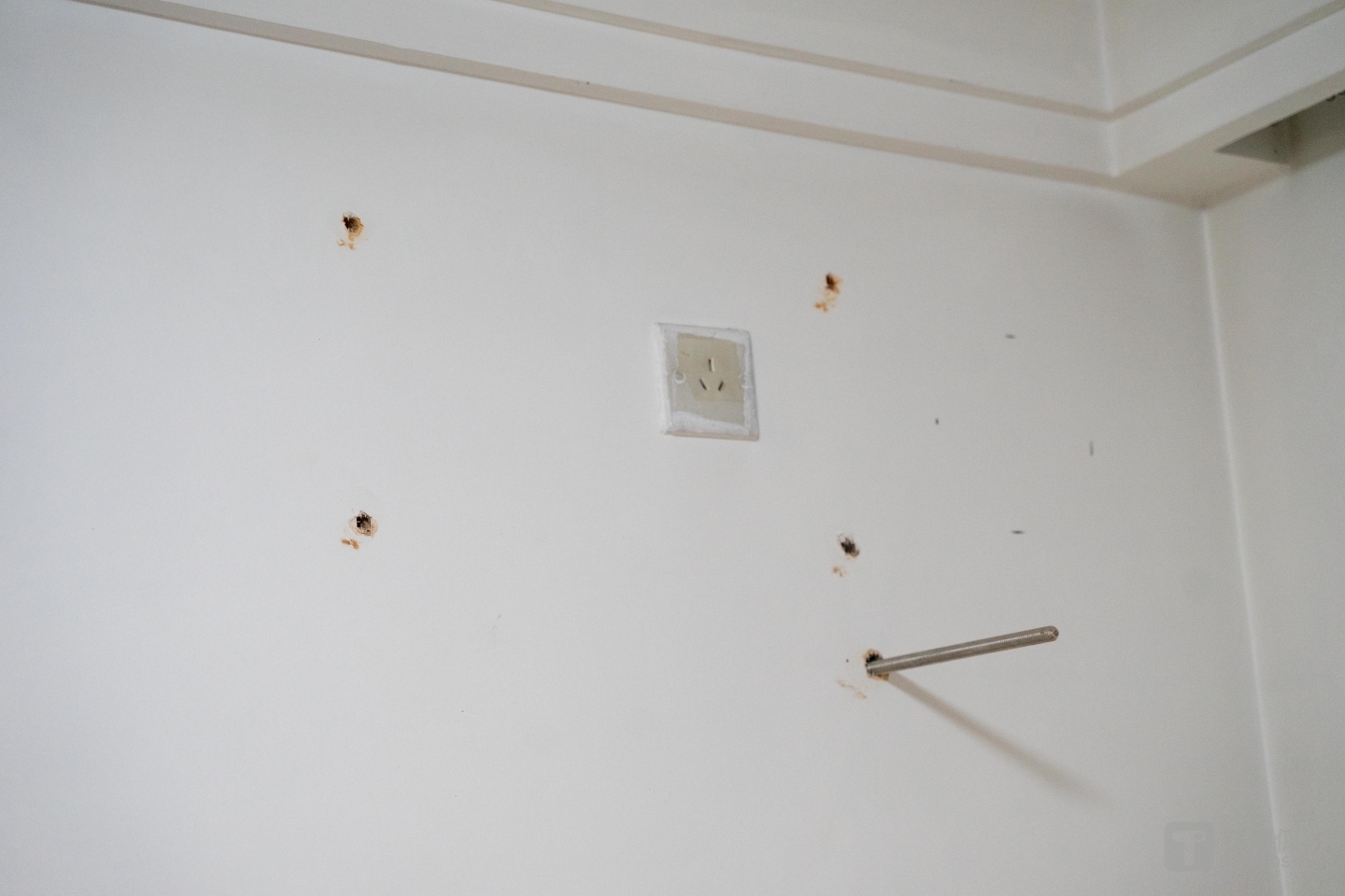 由于空间限制，家里只能选择横置安装于墙上