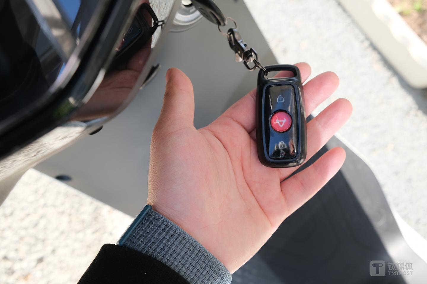 启动电动车的功能被移到了遥控器上