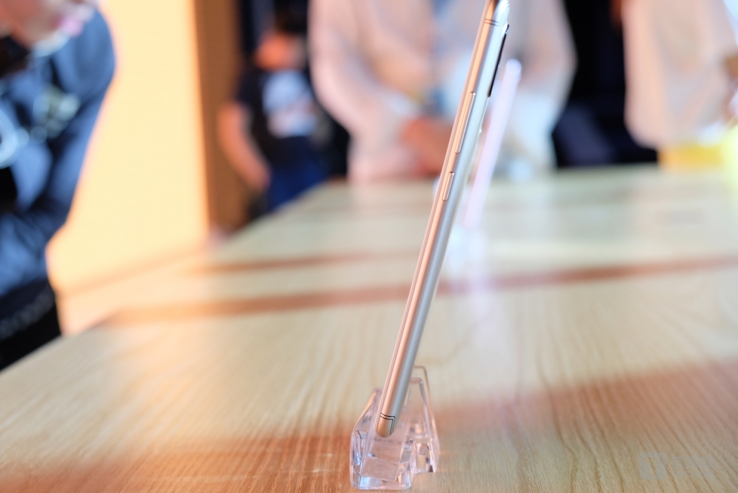 红米 S2 &ldquo;杨柳腰&rdquo;侧面