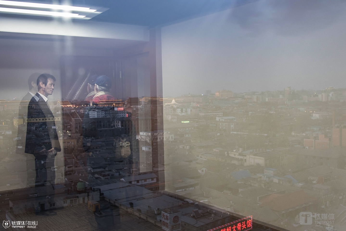 除了在五棵松卓展的店面，郑富德还准备租一个办公和起居两用的办公室，他在北京前门附近选了一个地方，这是一家台商旗下的物业，办公室窗外不远处就是天安门广场。2016年1月24日，郑富德再次来到这里，物业带他看过房间后，他很满意，而楼下正好有一个儿童补习班，他去参观了之后，“对自己的航模店和课程在北京的发展更有信心了”。