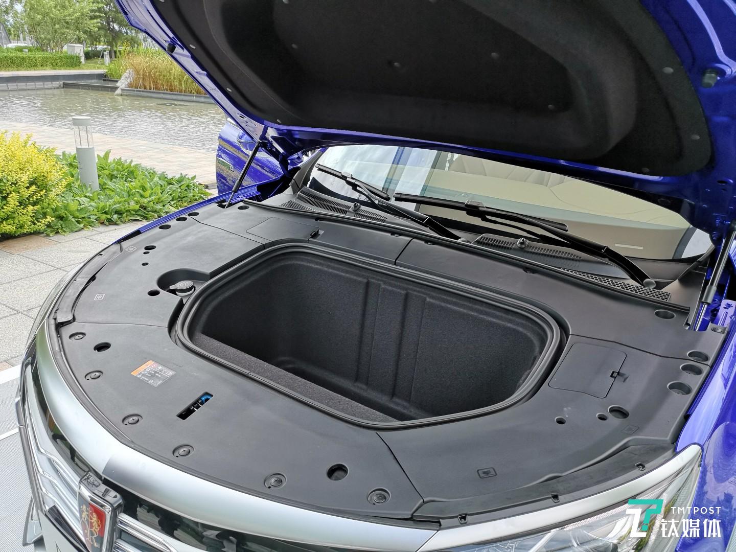 可容纳一个24英寸行李箱