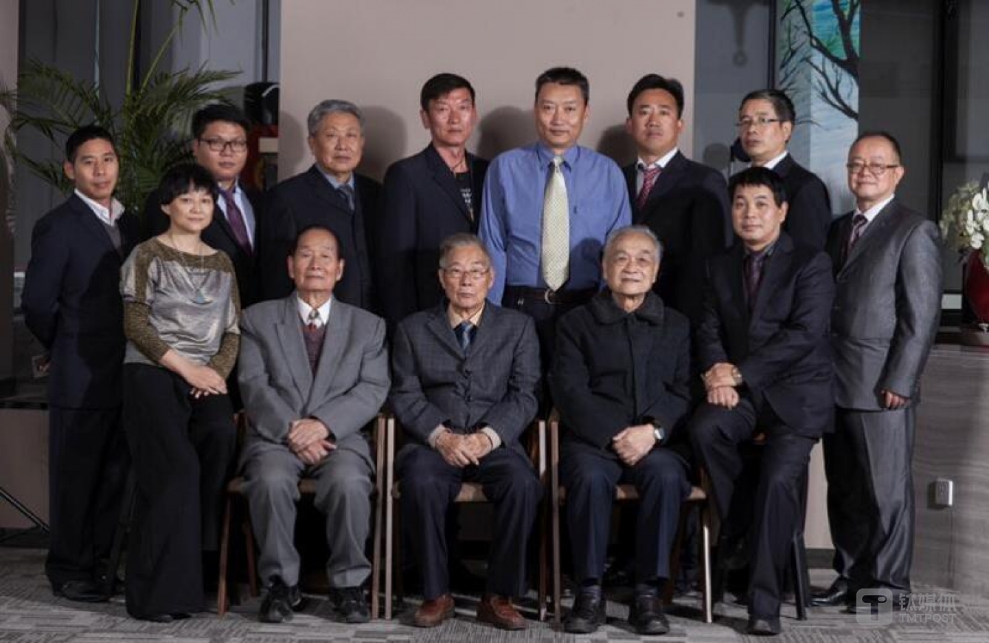 前排左一是周晓露，左三是周家礽