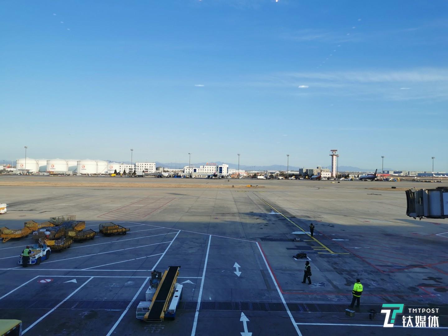 广角-主摄-焦距：5.58mm，光圈：f/1.8，快门：1/1672