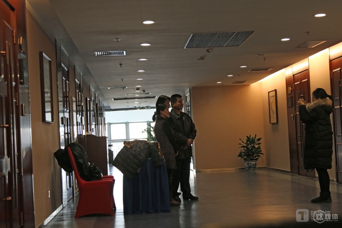 Some entrepreneurs were taking pictures outside of the roadshow hall. In her memory, many investors were pretty arrogant towards entrepreneurs. A college entrepreneur who worked on O2O project impressed her most: before he could finish his speech, an investor belittled him to nothing. While the student dare not to say anything to rebuke, the investor began to teach the student what an ideal O2O project should look like. It was only when the other investors couldn’t watch more his lecturing that they came to the student’s rescue.