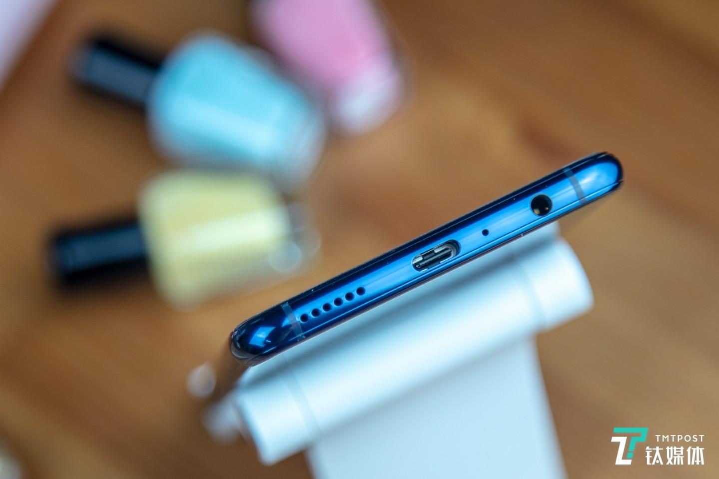 底部Type-C接口&3.5mm耳机接口